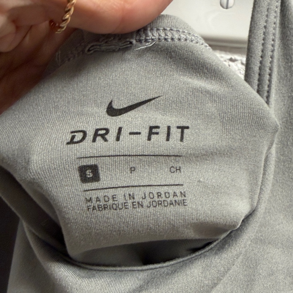 Nike Woman’s Dri Fit Racer Back Fitted Gray Workout Lounge Tank SM - Picture 6 of 6